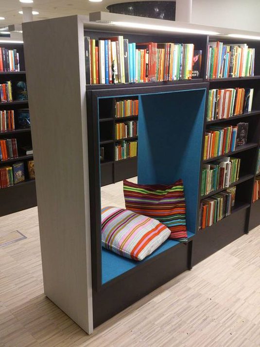 Hidden seating booth in library